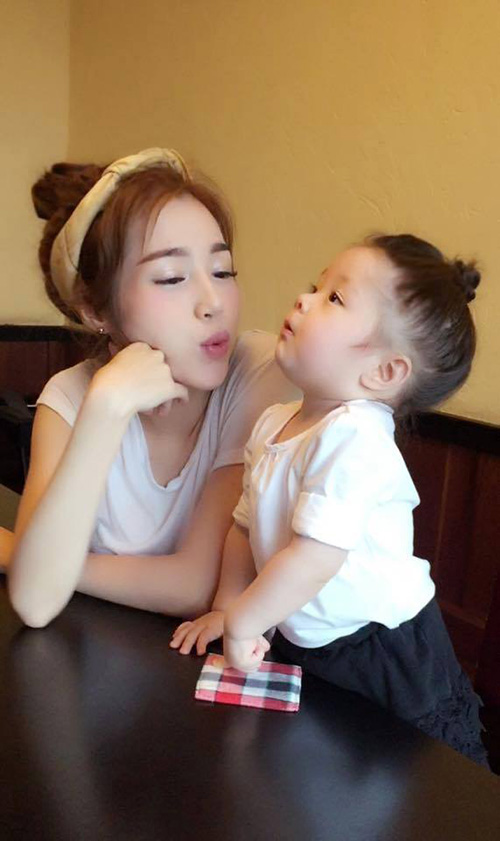 Chùm ảnh tình mẫu tử cảm động của Elly Trần và con gái - 7