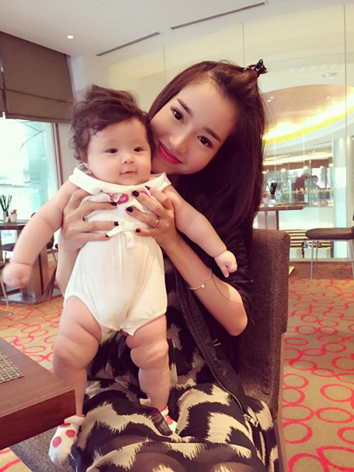 Chùm ảnh tình mẫu tử cảm động của Elly Trần và con gái - 8