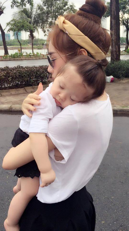 Chùm ảnh tình mẫu tử cảm động của Elly Trần và con gái - 9