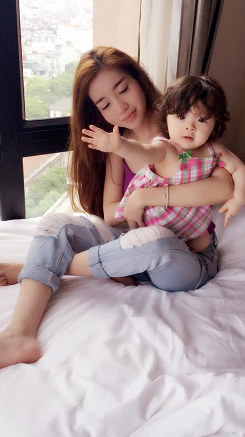 Chùm ảnh tình mẫu tử cảm động của Elly Trần và con gái - 10