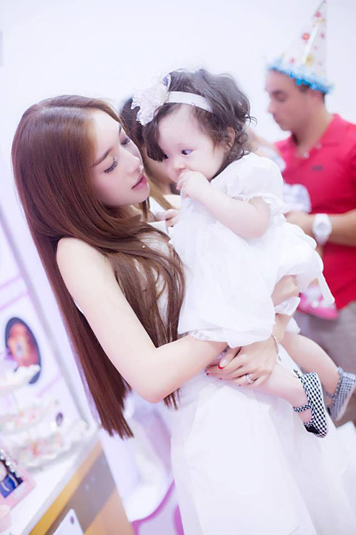 Chùm ảnh tình mẫu tử cảm động của Elly Trần và con gái - 2