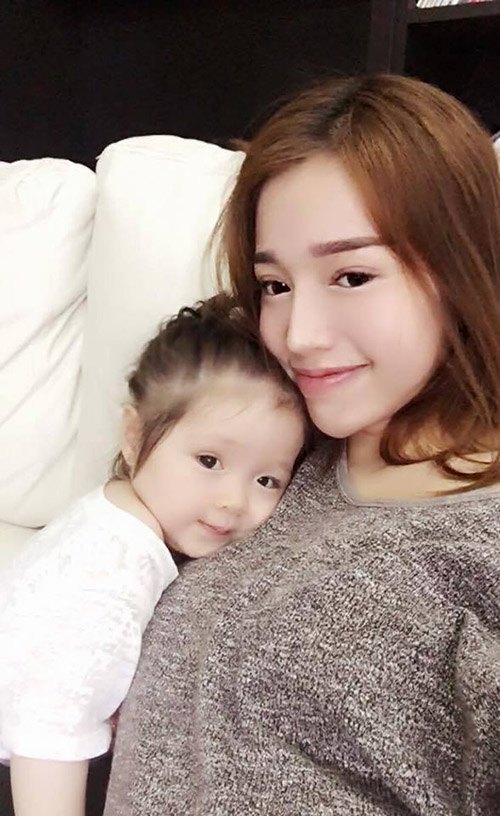 Chùm ảnh tình mẫu tử cảm động của Elly Trần và con gái - 3