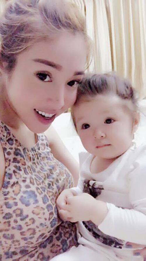 Chùm ảnh tình mẫu tử cảm động của Elly Trần và con gái - 4