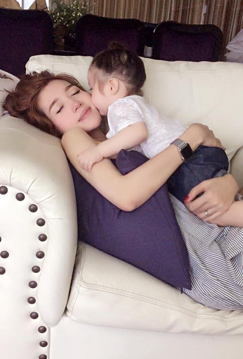 Chùm ảnh tình mẫu tử cảm động của Elly Trần và con gái - 8