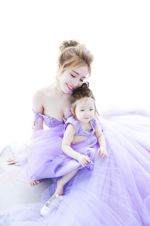 Chùm ảnh tình mẫu tử cảm động của Elly Trần và con gái - 10