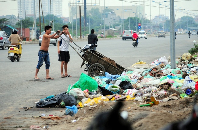 HN: Đường nghìn tỷ chưa hoàn thiện đã thành bãi rác - 3