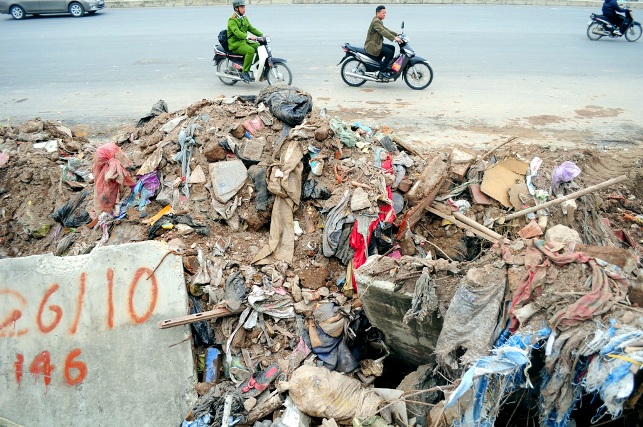 HN: Đường nghìn tỷ chưa hoàn thiện đã thành bãi rác - 6