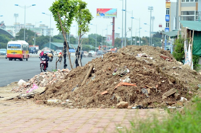 HN: Đường nghìn tỷ chưa hoàn thiện đã thành bãi rác - 9