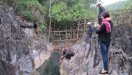 Phát hiện suối nước nóng "cảnh đẹp như tranh" ở Thanh Hóa - 1
