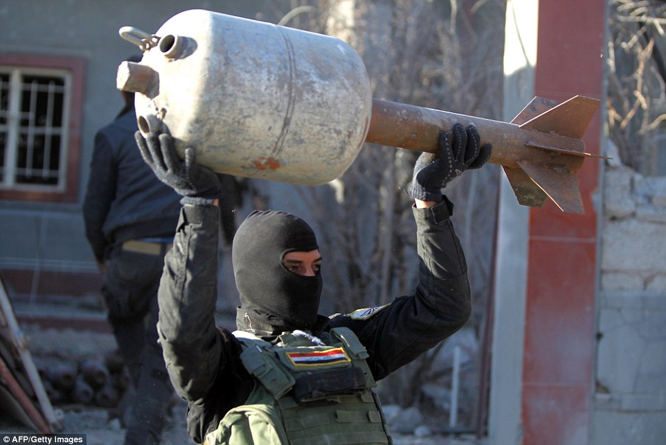 Ớn lạnh kho vũ khí “khủng” tự chế của IS ở Iraq - 1