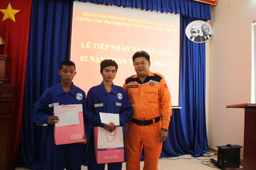 Hai thuyền viên sống sót sau ba giờ bơi trên biển - 2