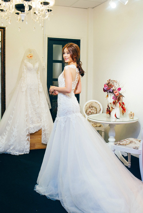 Diễm Trang một mình đi thử váy cưới cho hôn lễ ở quê - 1
