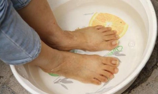 Ngâm chân bằng nước nóng mỗi ngày trị chứng xuất tinh sớm - 1