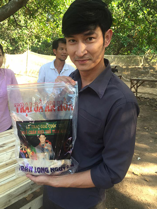 Facebook sao 14/12: Lộ ảnh con trai và 'bà xã' Tùng Dương - 6