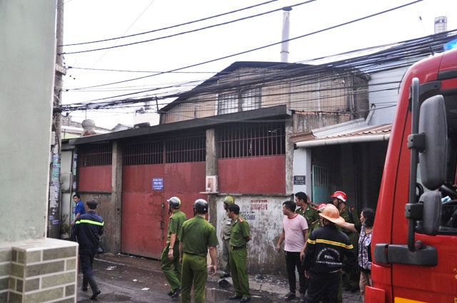 TP.HCM: Cháy dữ dội gần Công viên Đầm Sen - 2