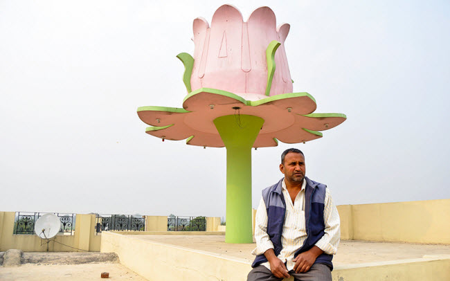 Chiếc bể nước hình bông hoa khổng lổ nổi bật tại bang Punjab, Ấn Độ.