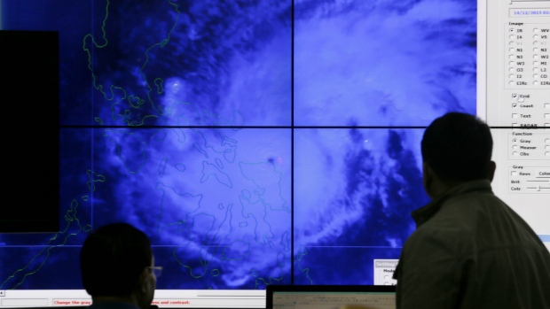 Siêu bão đổ bộ, Philippines vội vã sơ tán 750.000 người - 1