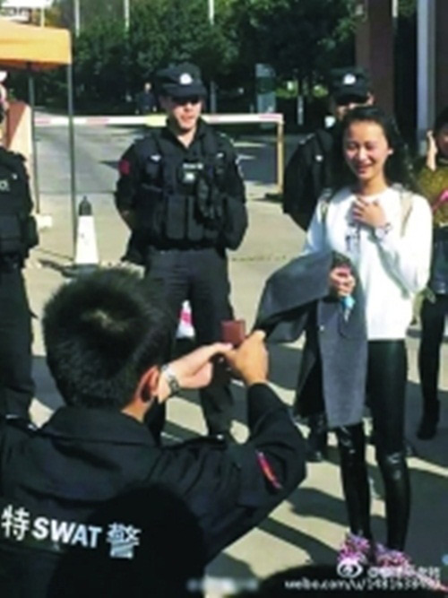 Chàng cảnh sát dẫn theo đội quân đến cầu hôn bạn gái - 1