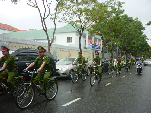 Cảnh sát Đà Nẵng tuần tra bằng xe đạp đặc chủng - 1