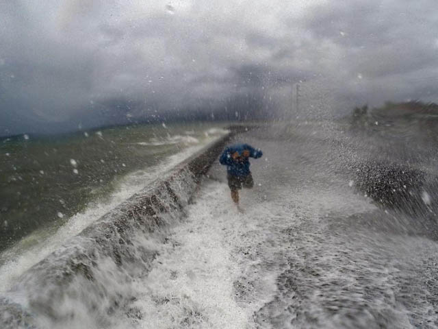 Siêu bão tàn phá Philippines, 3 người chết, triệu người mất điện - 1