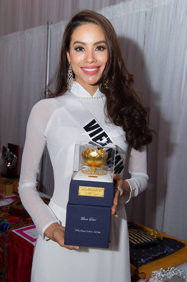 Phạm Hương mang sen vàng tới tham dự Miss Universe. 