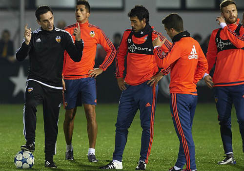 Tin HOT tối 16/12: Sợ bị nổi loạn, Van Gaal mềm mỏng - 2