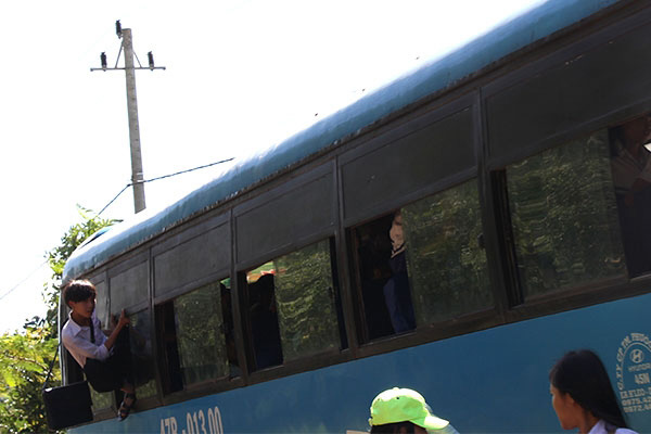Hãi hùng xe khách chạy “chui” nhồi nhét học sinh - 2