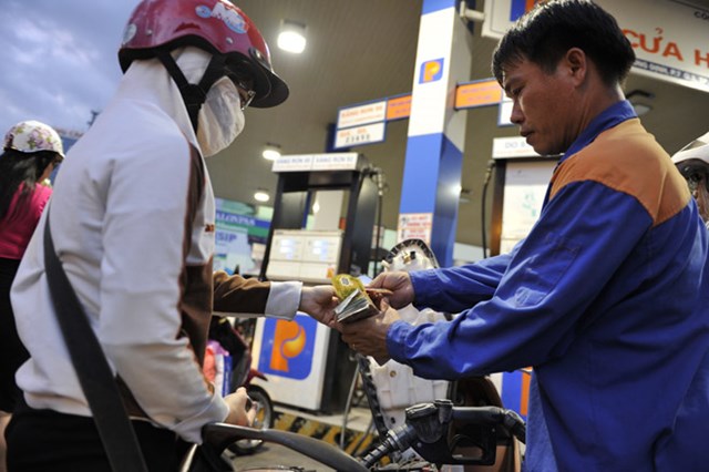 Giá dầu sắp hạ “khủng”, giá xăng trong nước vẫn giảm “nhỏ giọt”? - 1