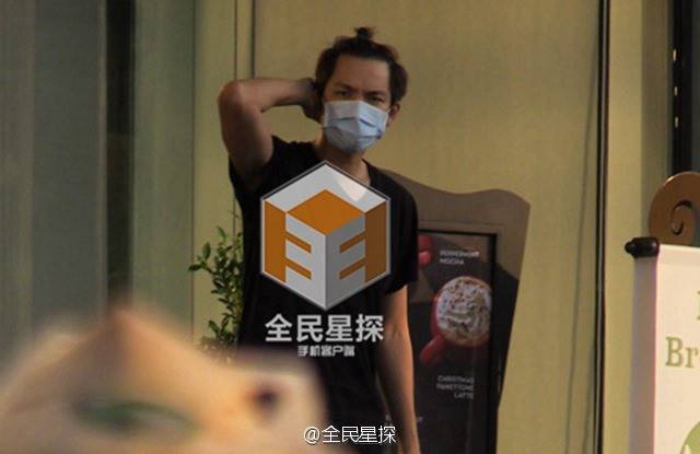 Clip: 'Soái ca' Chung Hán Lương bí mật hẹn gặp vợ con - 2