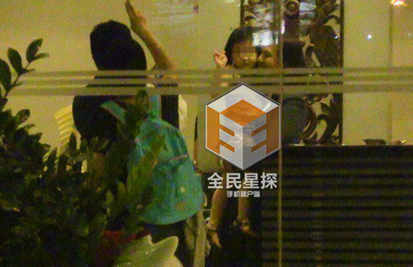 Clip: 'Soái ca' Chung Hán Lương bí mật hẹn gặp vợ con - 8