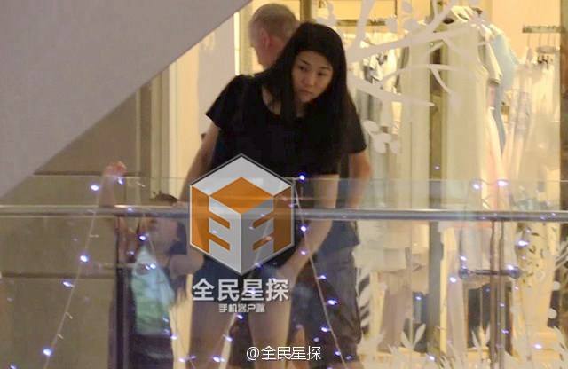 Clip: 'Soái ca' Chung Hán Lương bí mật hẹn gặp vợ con - 6