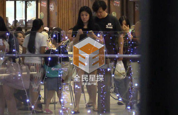 Clip: 'Soái ca' Chung Hán Lương bí mật hẹn gặp vợ con - 4