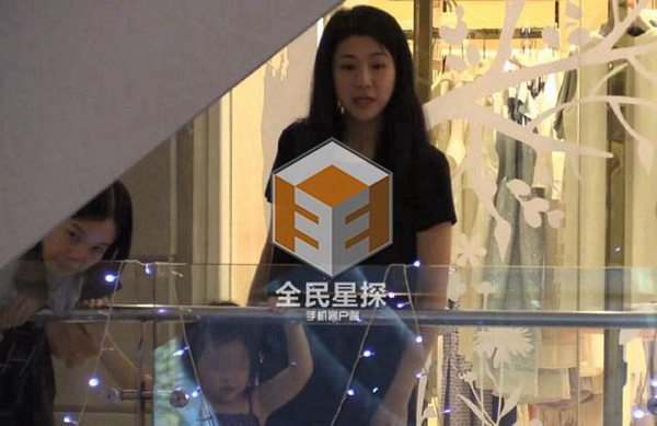 Clip: 'Soái ca' Chung Hán Lương bí mật hẹn gặp vợ con - 5