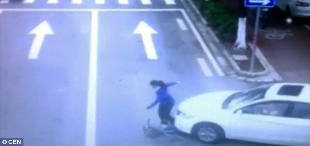Video: Người qua đường nhấc bổng ôtô cứu cô gái dưới gầm - 1
