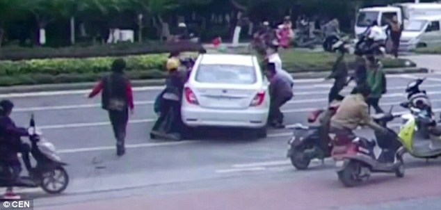 Video: Người qua đường nhấc bổng ôtô cứu cô gái dưới gầm - 2