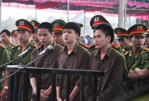 Vụ thảm án ở Bình Phước: Giáp mặt nhóm sát nhân - 1