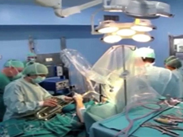 Bệnh nhân chơi saxophone khi đang mổ não suốt 12 tiếng - 2