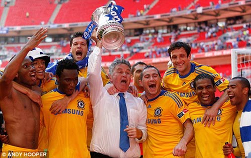 HLV Hiddink bất ngờ "ỡm ờ" về việc dẫn dắt Chelsea - 8