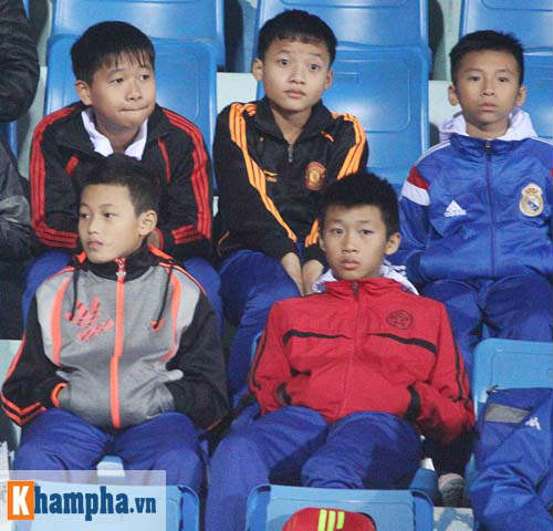 U23 VN chơi lăn xả, fan nhí "thắp lửa" trên khán đài - 2