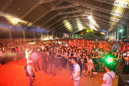 Hà Hồ chơi trội lái xế sang vào thẳng sân khấu - 3