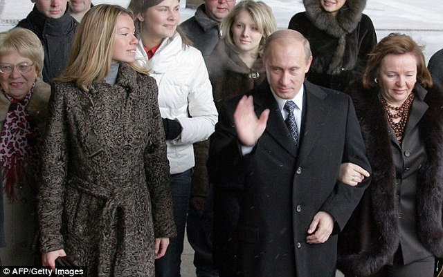Putin khoe con gái nói thành thạo 3 ngoại ngữ - 1