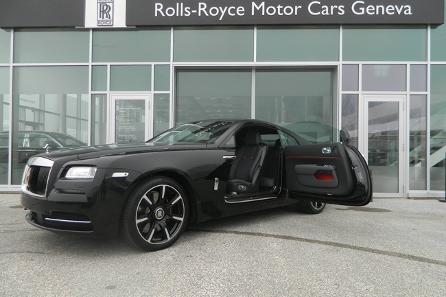 Hãng siêu xe Anh quốc vừa chính thức giới thiệu chiếc Rolls-Royce Wraith Carbon Fiber với một phiên bản màu duy nhất là đen mờ.