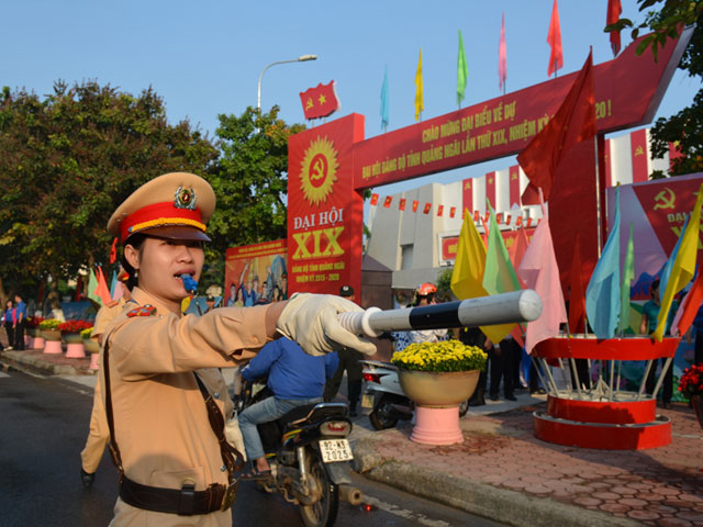 Những &#34;bông hồng&#34; vừa đẹp vừa &#34;gai&#34; trên đường phố - 4