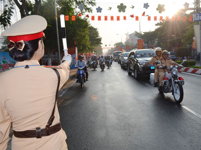 Những &#34;bông hồng&#34; vừa đẹp vừa &#34;gai&#34; trên đường phố - 6
