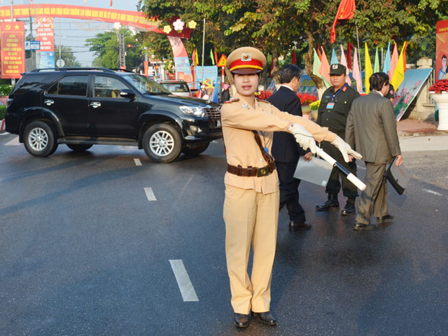 Những &#34;bông hồng&#34; vừa đẹp vừa &#34;gai&#34; trên đường phố - 7