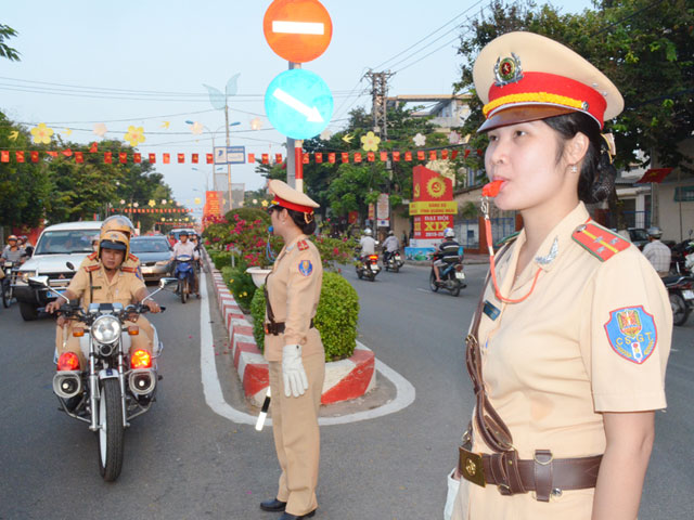 Những &#34;bông hồng&#34; vừa đẹp vừa &#34;gai&#34; trên đường phố - 8