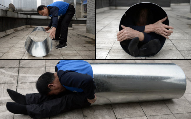 Một người đàn ông ở thành phố Trung Khánh của Trung Quốc có khả năng đặc biệt khi có thể gập đôi cơ thể trong ống có đường kính 40 cm.