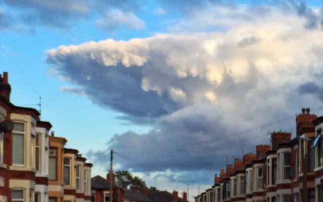 Đám mây có hình cá mập khổng lồ được ghi lại trên bầu trời thành phố Liverpool, Anh.