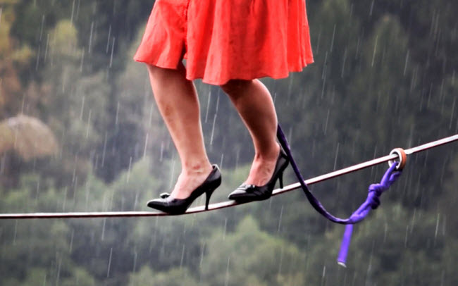 Cô Faith Dickey đến từ Mỹ đã thực hiện màn trình diễn đi trên dây bằng giày cao gót tại một sự kiện ở CH Czech.