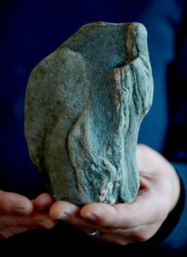 Một người đàn ông phát hiện khối đá hình Chúa Jesus trong vườn nhà mình ở Ayrshire, Scotland.